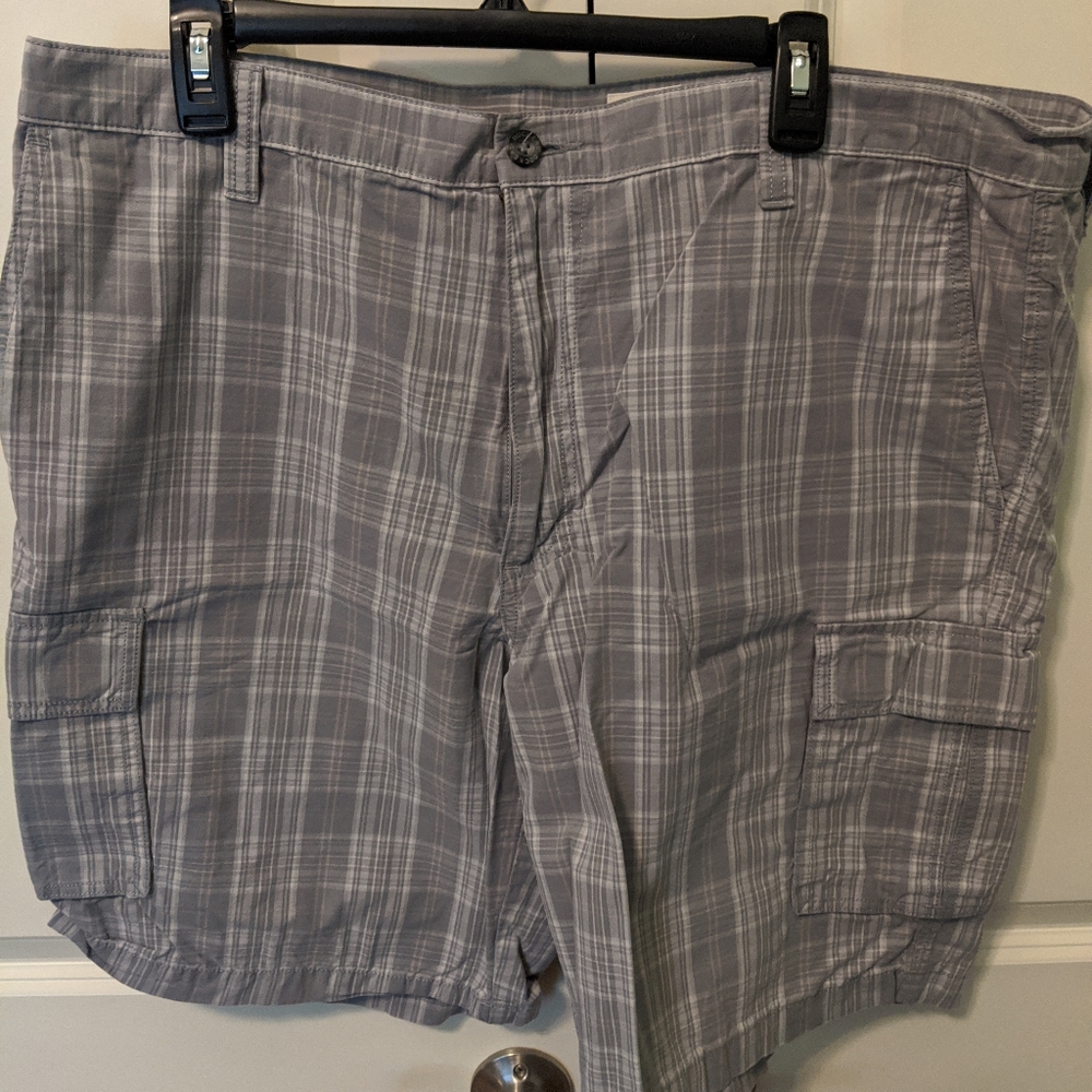 👣Dockers Grey and White Plaid Cargo Shorts - Picture 1 of 5